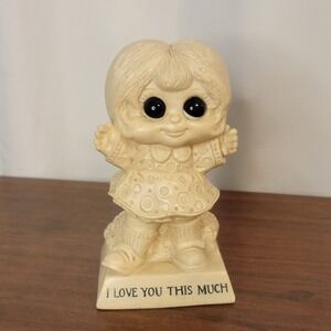 Vintage Wallace Russ Berries USA I‎ Love You This Much Girl Figurine 1975 9125